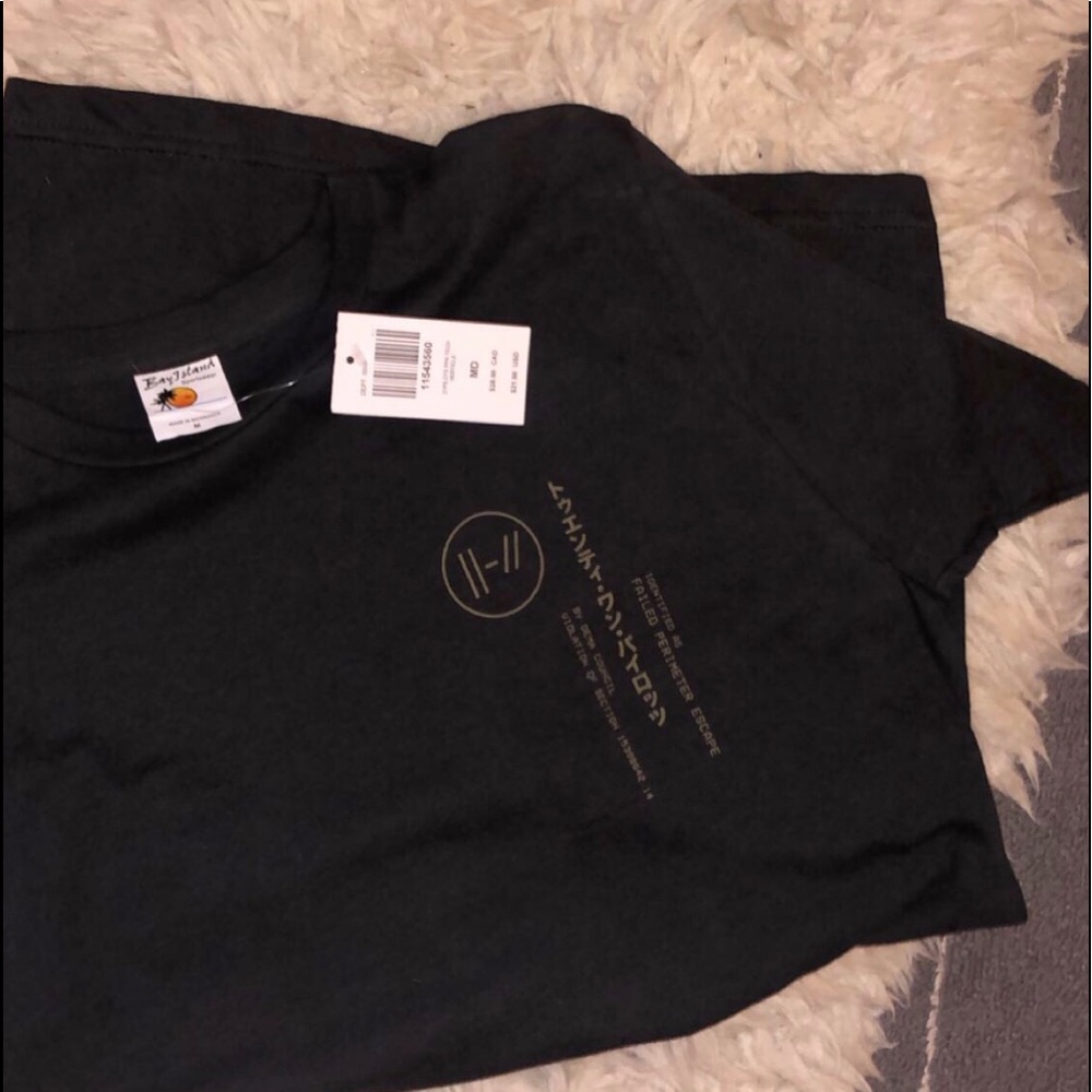 brand new twenty one pilots tee!!